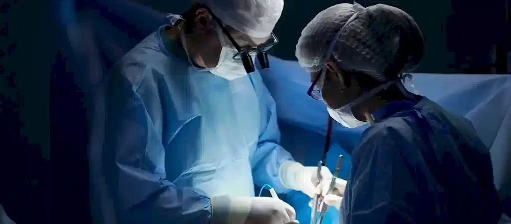 MEME KÜÇÜLTME VE DİKLEŞTİRME ESTETİK AMELİYATININ İSTENİLEN SONUCU VERMEMESİ KAPSAMINDA TAZMİNAT DAVASI