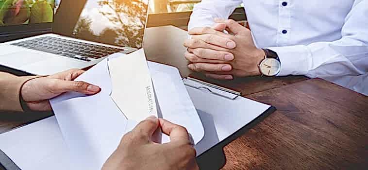 İstifayla Görevinden Ayrılan Memurun Yeniden Görevine Dönmesi Mümkün Müdür?